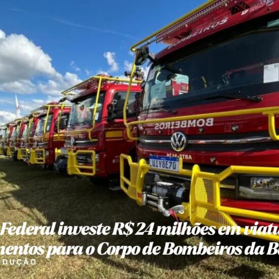 Linha de caminh&otilde;es de bombeiros vermelhos com estruturas amarelas alinhados em um campo, sob c&eacute;u azul; legenda informa investimento federal de R$24 milh&otilde;es na Bahia para viaturas e equipamentos.