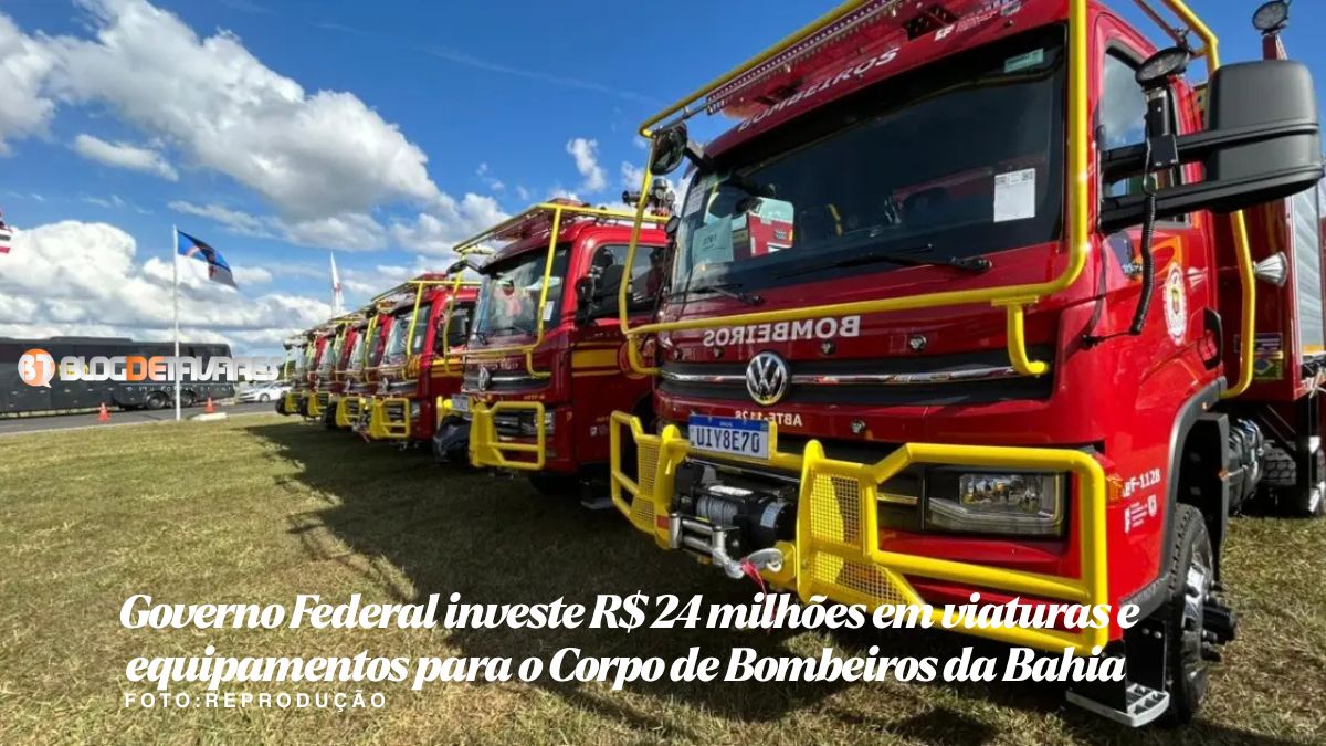 Linha de caminhões de bombeiros vermelhos com estruturas amarelas alinhados em um campo, sob céu azul; legenda informa investimento federal de R$24 milhões na Bahia para viaturas e equipamentos.