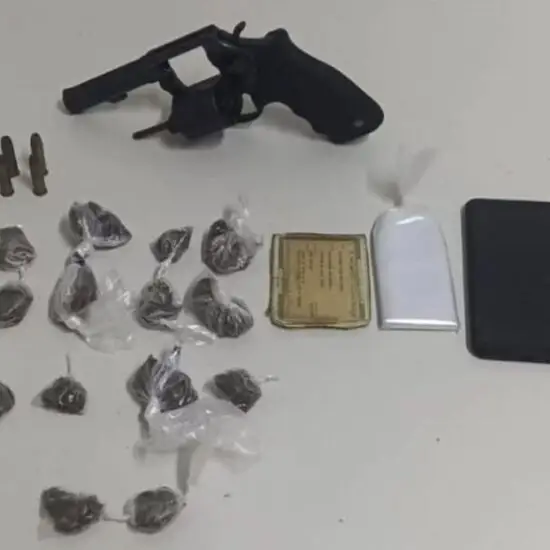 A&ccedil;&atilde;o da 97&ordf; CIPM resulta na condu&ccedil;&atilde;o de indiv&iacute;duo por posse de arma de fogo e poss&iacute;vel envolvimento com tr&aacute;fico de drogas em &Aacute;gua Fria&nbsp;