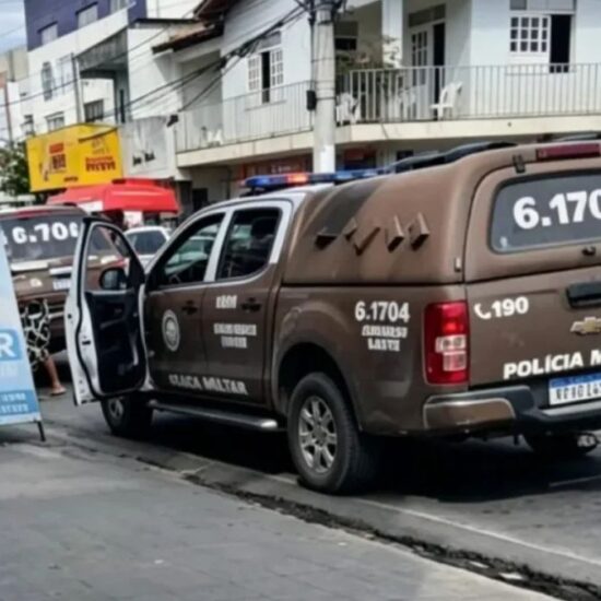 Mulher e adolescente s&atilde;o baleados dentro de farm&aacute;cia, em Feira de Santana&nbsp;