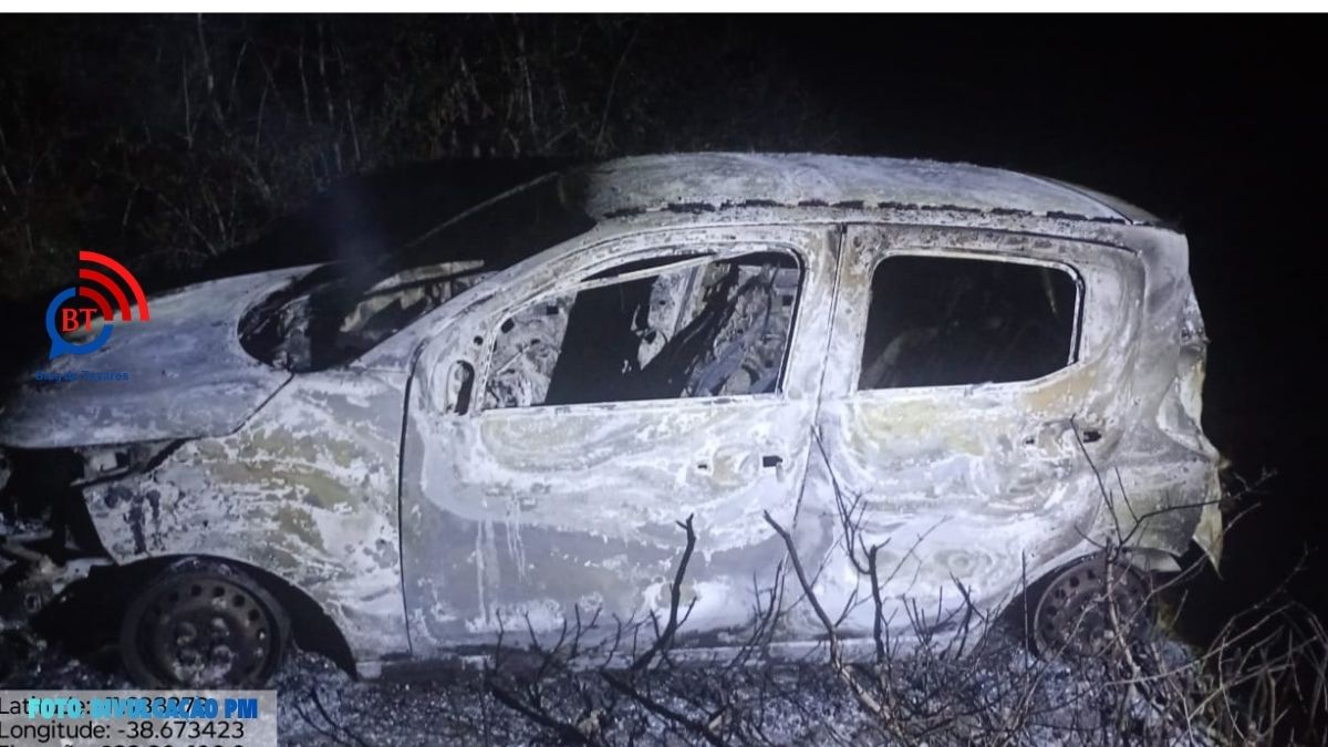Homem encontrado morto e carro incendiado em matagal em Água Fria
