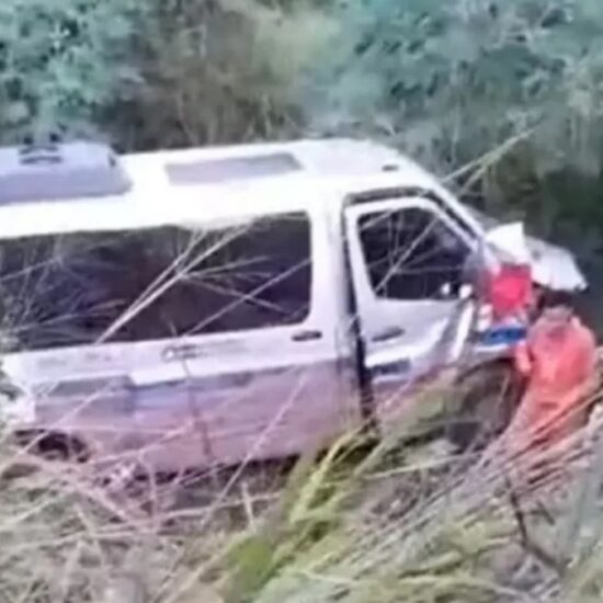 Van que transportava pacientes se envolve em colis&atilde;o na BR-242; 16 pessoas ficam feridas&nbsp;