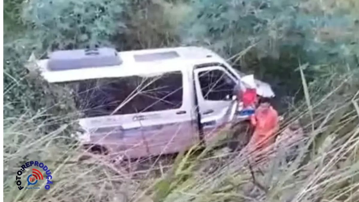 Van que transportava pacientes se envolve em colisão na BR-242; 16 pessoas ficam feridas 
