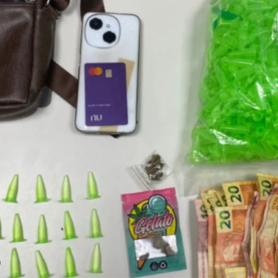 Mulher &eacute; presa com drogas no bairro Rua Nova