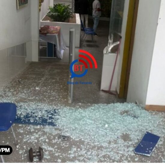 Acusado de tentativa de homic&iacute;dio pede para ir ao banheiro durante Juri, tenta fugir e &eacute; contido pela pol&iacute;cia ao se chocar contra porta de vidro