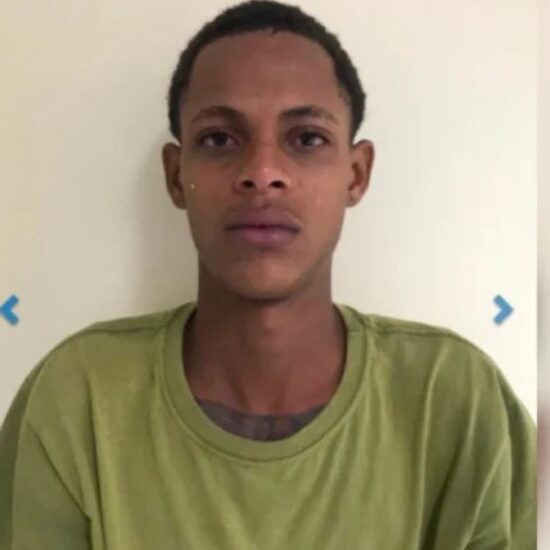 Jovem de 20 anos &eacute; encontrado morto com perfura&ccedil;&otilde;es provocadas por disparos de arma de fogo