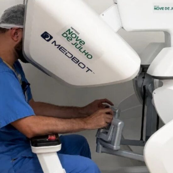 M&eacute;dico da China opera paciente brasileiro a mais de 18.900 km de dist&acirc;ncia, realiza feito hist&oacute;rico e resolve problema in&eacute;dito da medicina