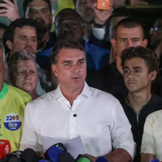 Flávio Bolsonaro cruza fronteira argentina e segue para o Equador 