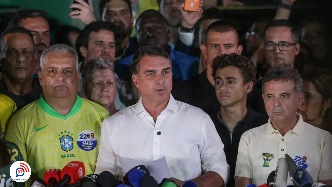 Flávio Bolsonaro cruza fronteira argentina e segue para o Equador 