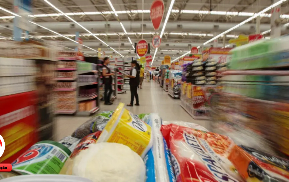 Alimentação e supermercado pesam no orçamento de 59% dos brasileiros, aponta Serasa 