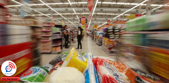 Alimentação e supermercado pesam no orçamento de 59% dos brasileiros, aponta Serasa 