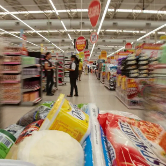 Alimentação e supermercado pesam no orçamento de 59% dos brasileiros, aponta Serasa 