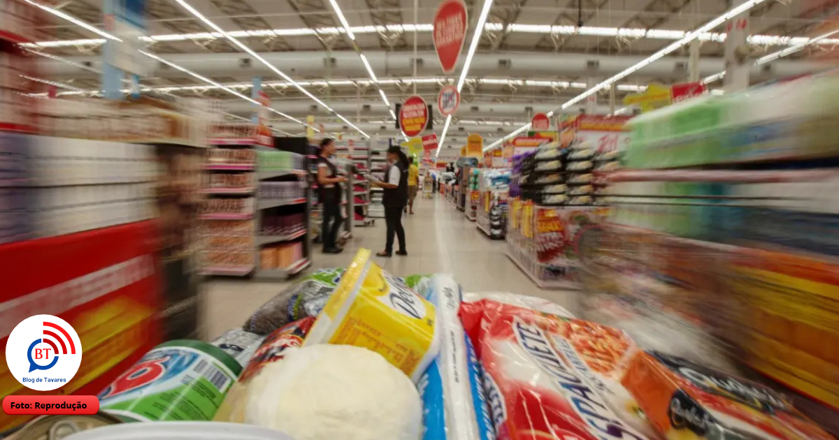Alimentação e supermercado pesam no orçamento de 59% dos brasileiros, aponta Serasa 